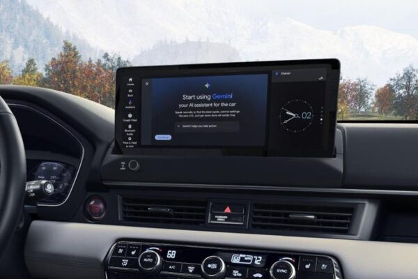 Habitacle d’un modèle Honda équipé de Google Built-in affichant l’assistant Google Gemini.