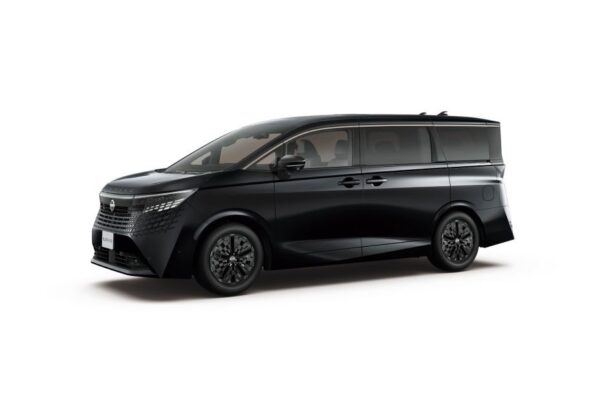 Le nouveau Nissan Elgrand présenté au Japon avec sa silhouette de grand monospace premium.