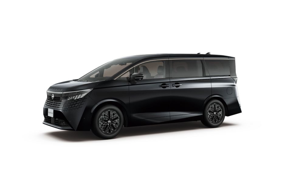 Le nouveau Nissan Elgrand présenté au Japon avec sa silhouette de grand monospace premium.