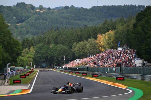 Max Verstappen en piste avec sa Red Bull lors des essais libres du GP de Belgique à Spa-Francorchamps.