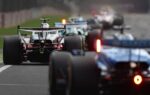 James Vowles dans le paddock de Formule 1 devant le stand Williams.