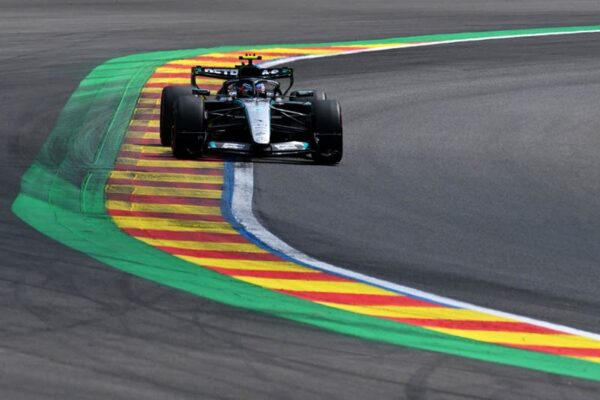 Kimi Antonelli au volant de sa Mercedes pendant les qualifications du Grand Prix de Belgique.