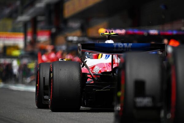 Charles Leclerc au volant de sa Ferrari sur le circuit de Spa-Francorchamps pendant les qualifications.
