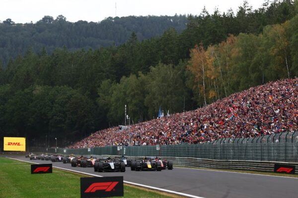 George Russell au volant de la Mercedes sur le circuit de Spa-Francorchamps.