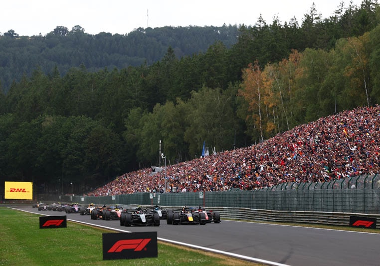 George Russell au volant de la Mercedes sur le circuit de Spa-Francorchamps.