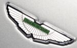 Le logo Aston Martin sur la calandre d’une voiture du constructeur britannique.
