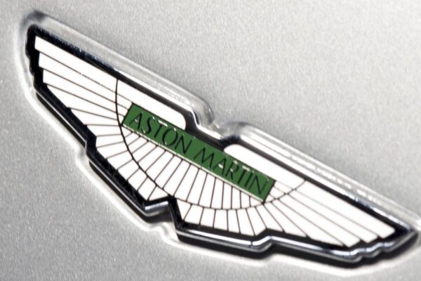 Le logo Aston Martin sur la calandre d’une voiture du constructeur britannique.