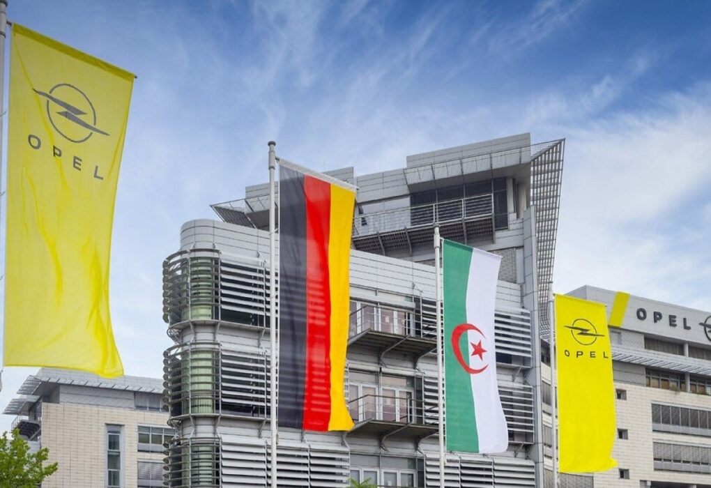 Signature du protocole d’accord entre Opel Automobile et AGM Holding pour la production de moteurs en Algérie.