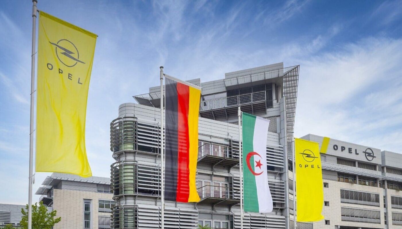 Signature du protocole d’accord entre Opel Automobile et AGM Holding pour la production de moteurs en Algérie.