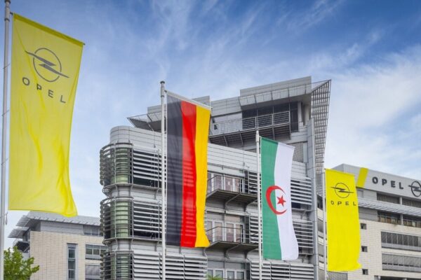 Signature du protocole d’accord entre Opel Automobile et AGM Holding pour la production de moteurs en Algérie.