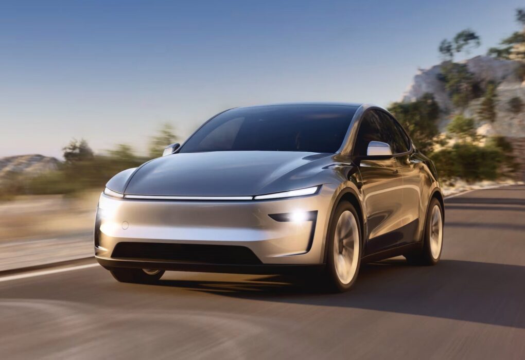 Des véhicules Tesla alignés sur un site du constructeur automobile.