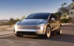 Des véhicules Tesla alignés sur un site du constructeur automobile.