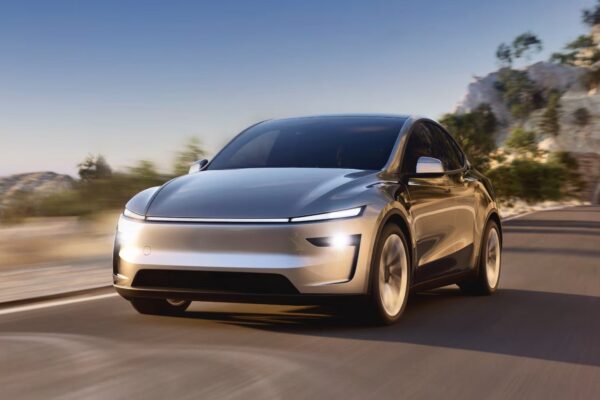 Des véhicules Tesla alignés sur un site du constructeur automobile.