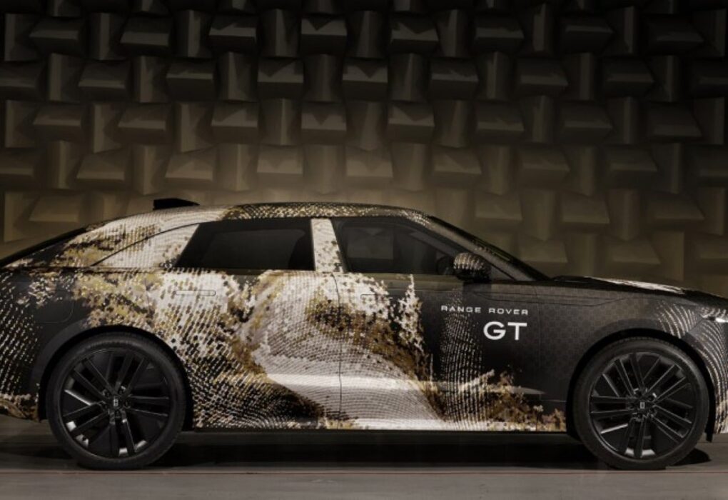 Prototype camouflé du Range Rover GT électrique durant ses essais routiers.