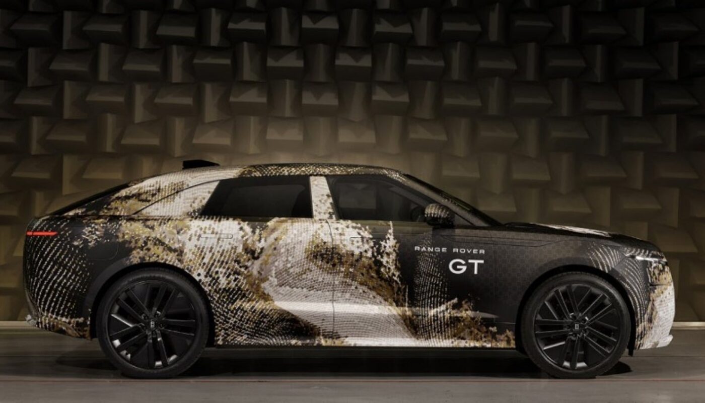 Prototype camouflé du Range Rover GT électrique durant ses essais routiers.