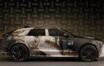 Prototype camouflé du Range Rover GT électrique durant ses essais routiers.