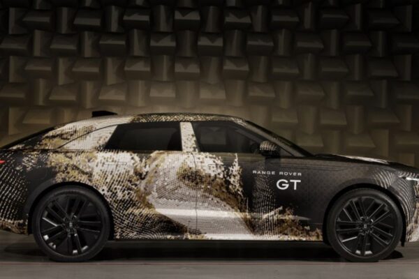 Prototype camouflé du Range Rover GT électrique durant ses essais routiers.