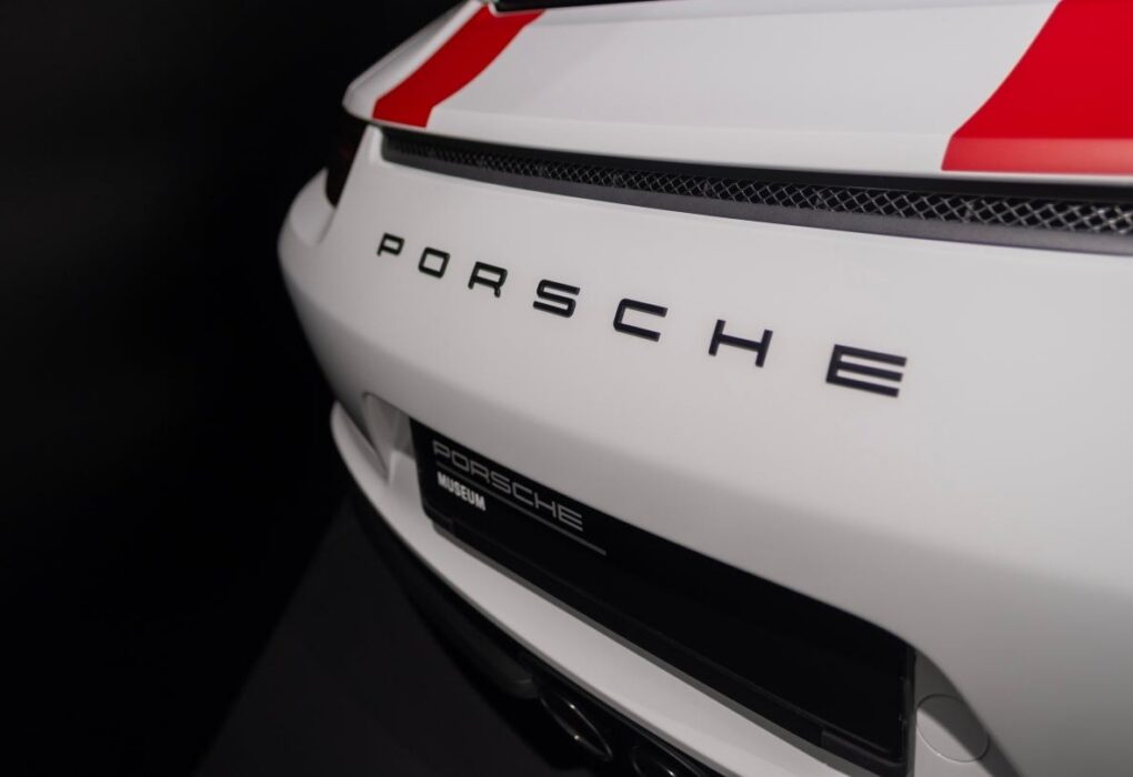 Le logo Porsche sur la façade d'un site du constructeur allemand.