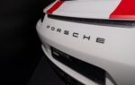 Le logo Porsche sur la façade d'un site du constructeur allemand.