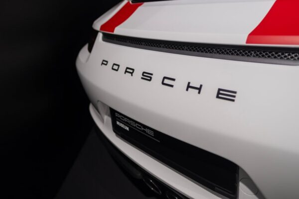 Le logo Porsche sur la façade d'un site du constructeur allemand.