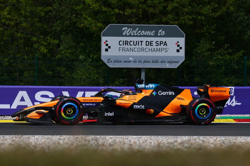 Oscar Piastri au volant de sa monoplace McLaren lors d’un Grand Prix de Formule 1.