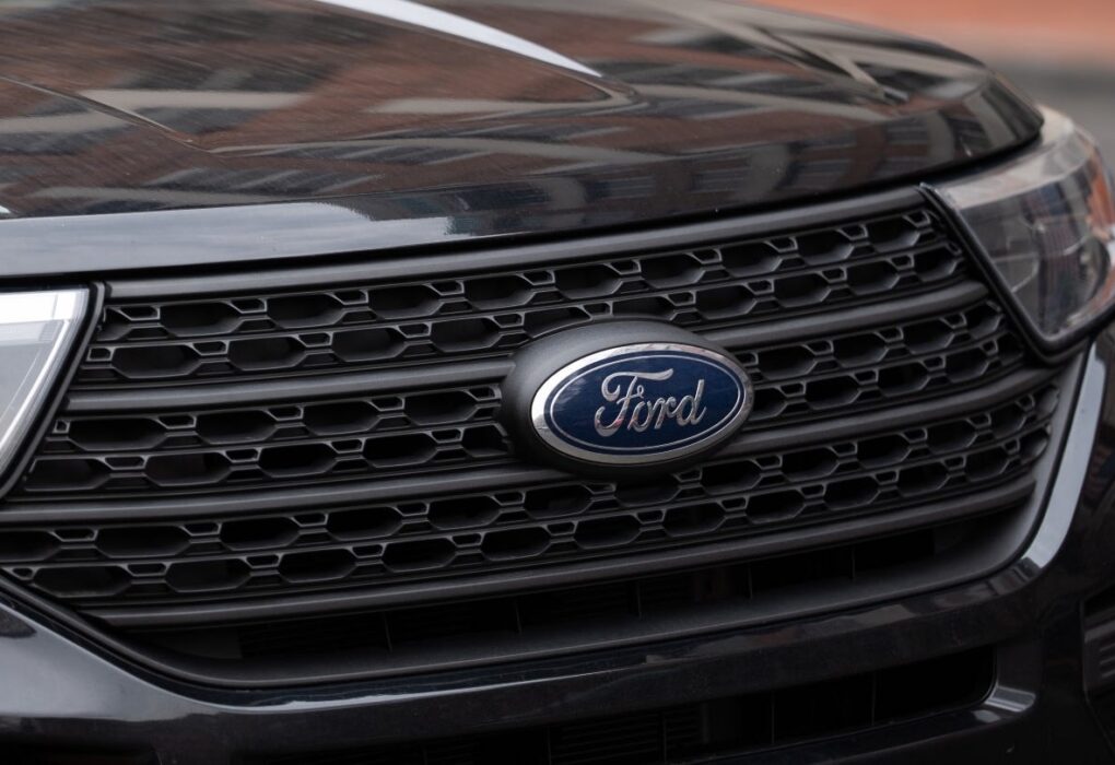 Écran embarqué d’un véhicule Ford affichant l’interface de navigation Apple Maps.