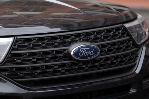 Écran embarqué d’un véhicule Ford affichant l’interface de navigation Apple Maps.