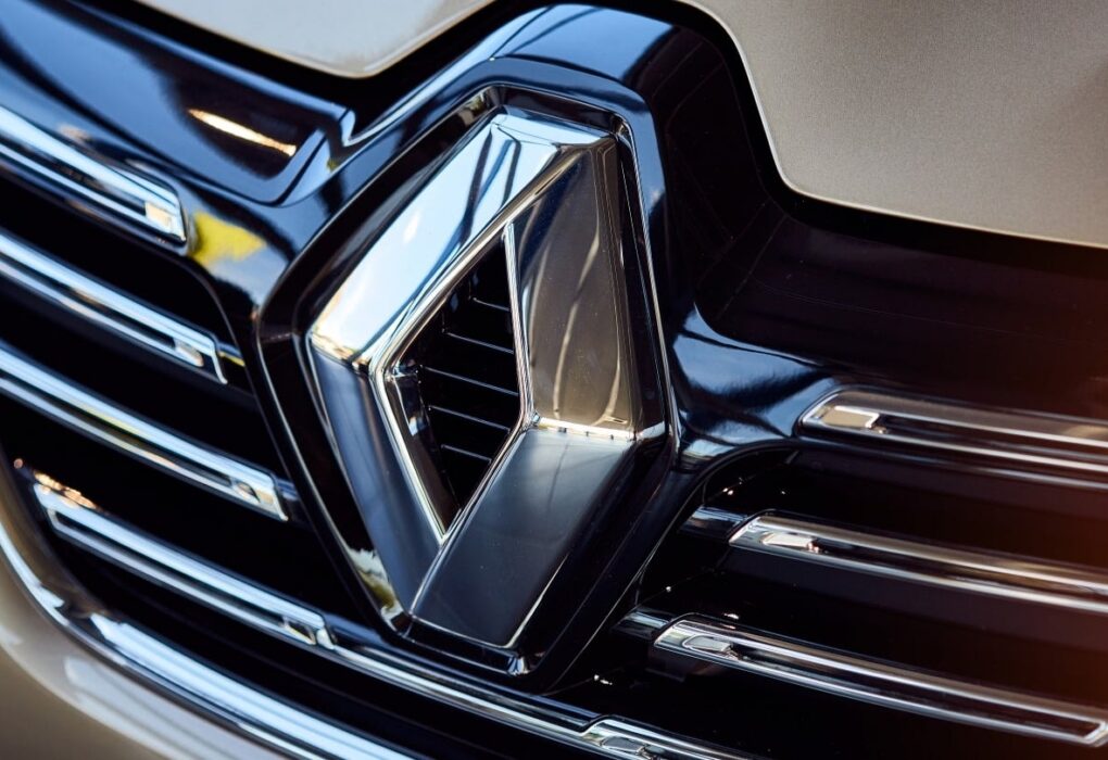 Des véhicules Renault, Dacia et Alpine illustrent les résultats semestriels de Renault Group.