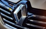 Des véhicules Renault, Dacia et Alpine illustrent les résultats semestriels de Renault Group.