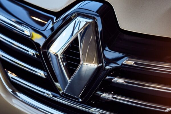 Des véhicules Renault, Dacia et Alpine illustrent les résultats semestriels de Renault Group.