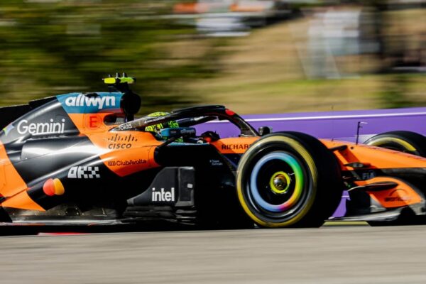 Lando Norris au volant de sa McLaren pendant la troisième séance d’essais libres.