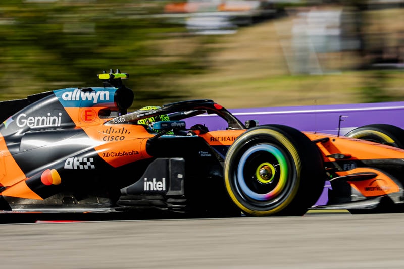 Lando Norris au volant de sa McLaren pendant la troisième séance d’essais libres.