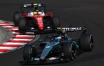 Toto Wolff observe la course depuis le muret des stands.