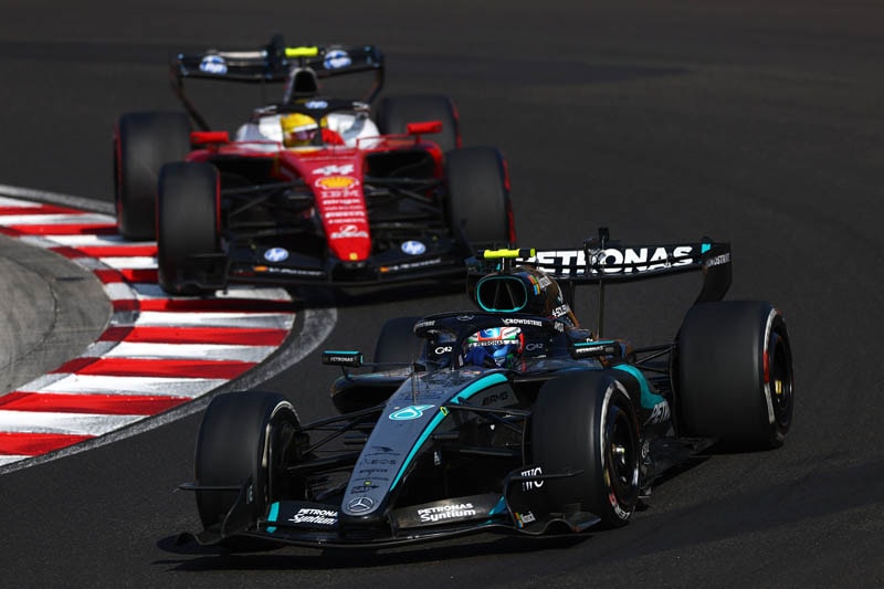 Toto Wolff observe la course depuis le muret des stands.