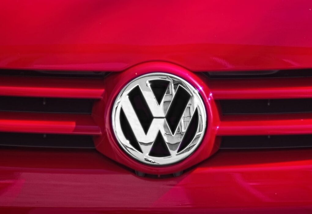 Un Volkswagen ID.4 devant le logo du constructeur allemand.