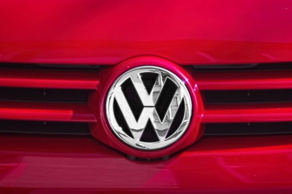Un Volkswagen ID.4 devant le logo du constructeur allemand.