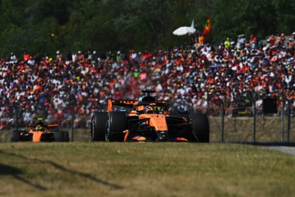 Oscar Piastri au volant de sa McLaren sur le circuit du Hungaroring.