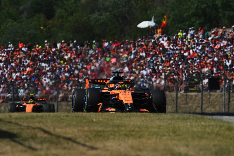 Oscar Piastri au volant de sa McLaren sur le circuit du Hungaroring.
