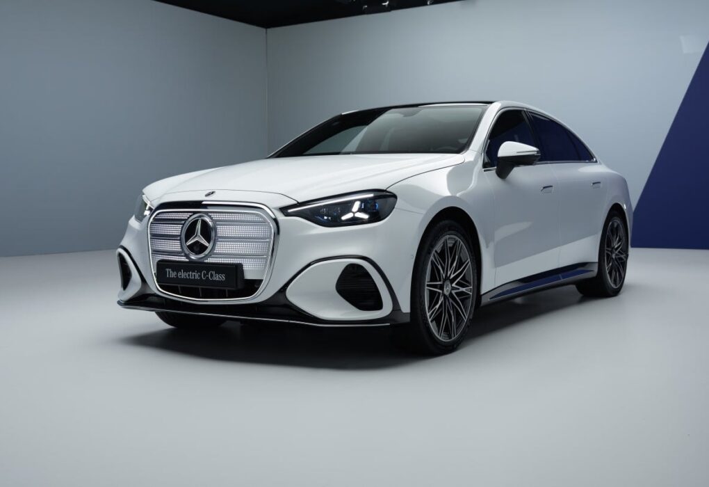Plusieurs voitures Mercedes-Benz présentées devant un bâtiment de la marque.
