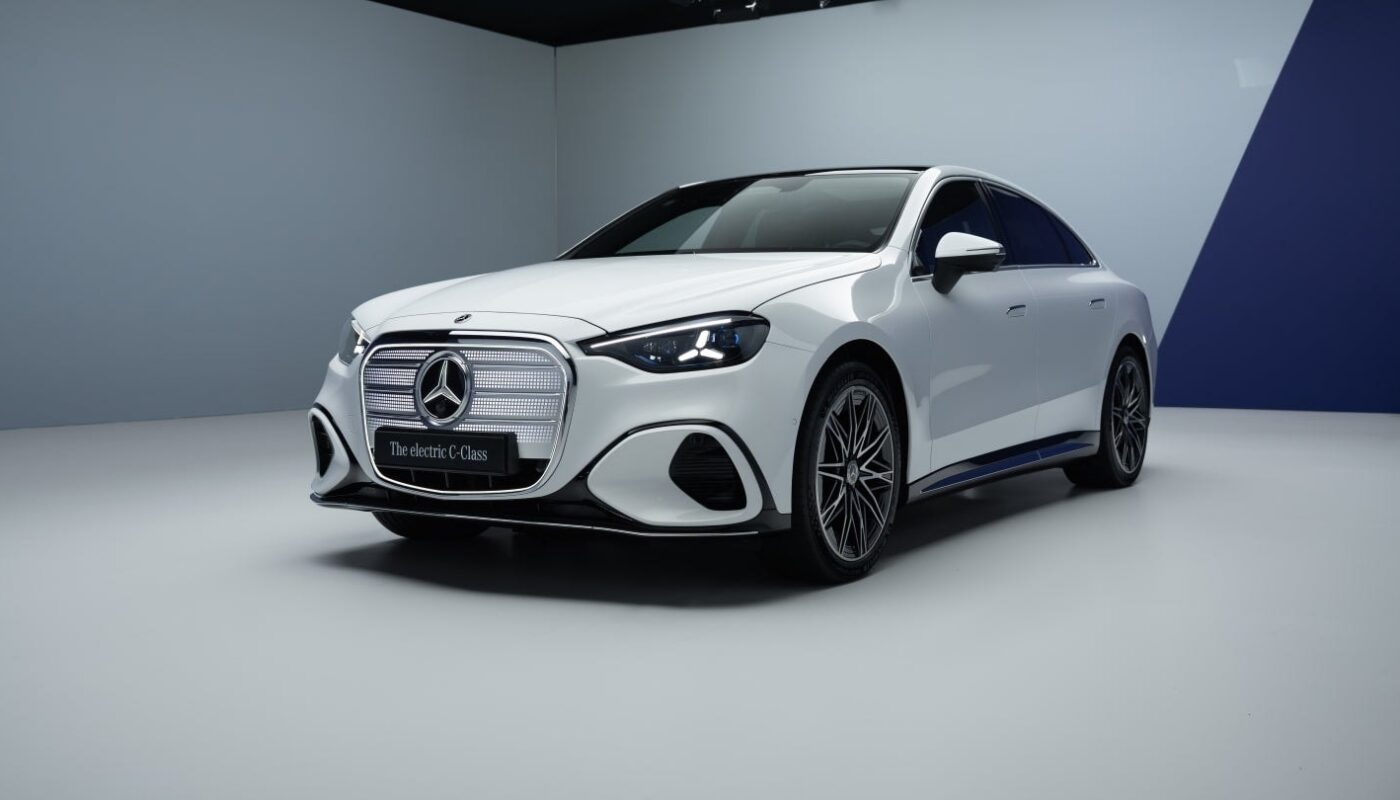 Plusieurs voitures Mercedes-Benz présentées devant un bâtiment de la marque.