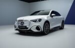 Plusieurs voitures Mercedes-Benz présentées devant un bâtiment de la marque.