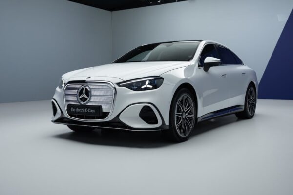 Plusieurs voitures Mercedes-Benz présentées devant un bâtiment de la marque.