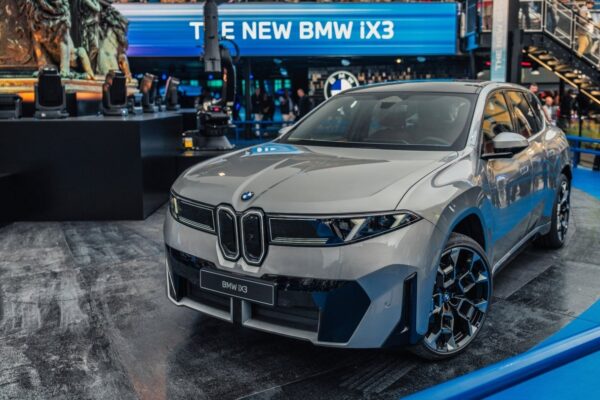 Un BMW iX3 Neue Klasse équipé de la plateforme Snapdragon Ride Pilot développée avec Qualcomm.