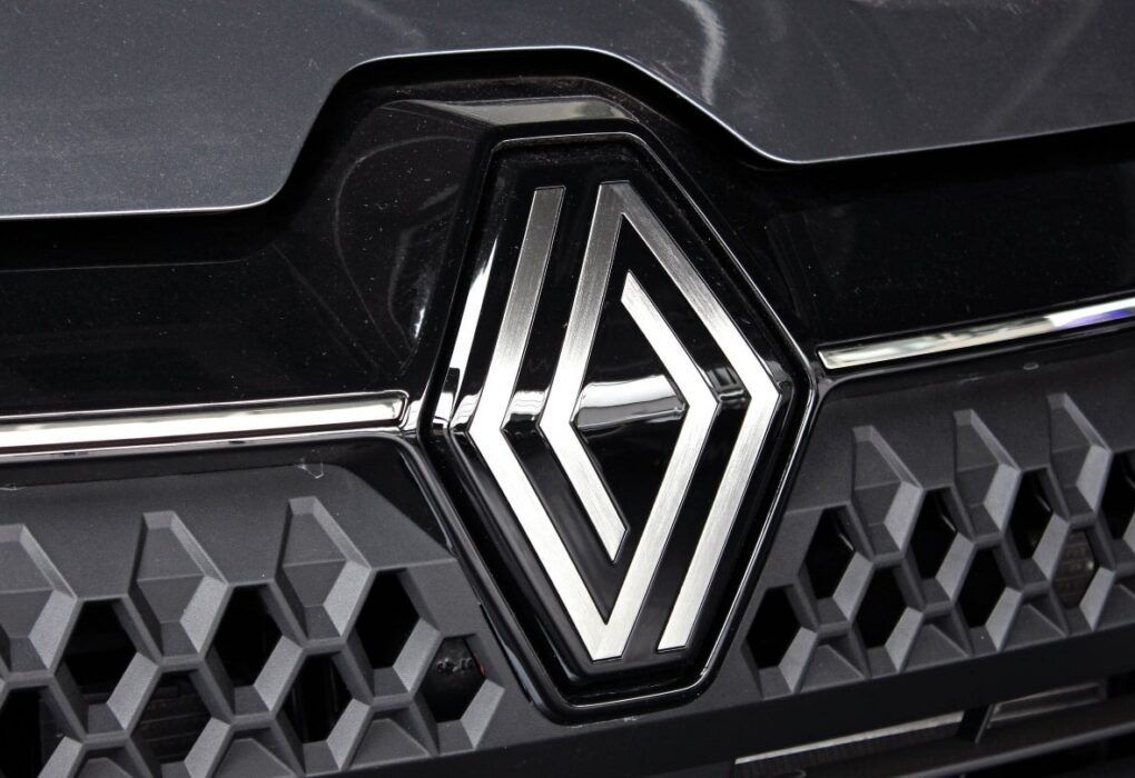 Le logo Renault apparaît sur la calandre d’un véhicule de la marque.