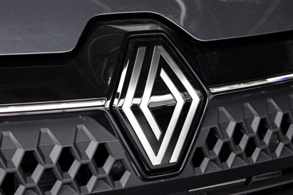 Le logo Renault apparaît sur la calandre d’un véhicule de la marque.