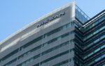 Des véhicules Nissan alignés sur un parc logistique du constructeur japonais.