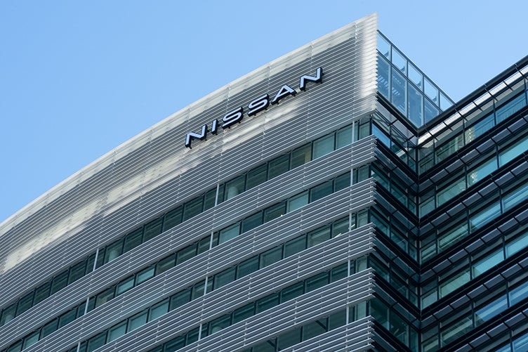 Des véhicules Nissan alignés sur un parc logistique du constructeur japonais.