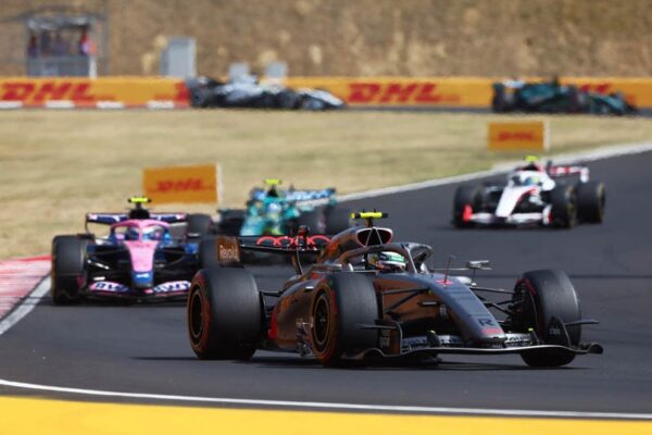 La monoplace Audi de Formule 1 en piste pendant la saison 2026.