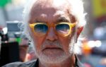 Flavio Briatore dans le paddock avec les couleurs de l’écurie Alpine F1.