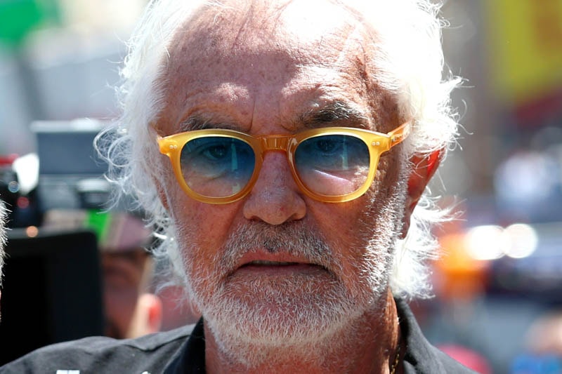 Flavio Briatore dans le paddock avec les couleurs de l’écurie Alpine F1.